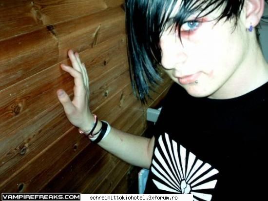 Poze cu EMO people - asta nu mi s pare aja de simpatic..ma rog..e emo - ==> EMOtional People <==